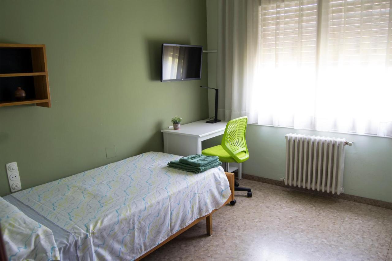 Habitacio V Cal Kim Apartment Martorell Bagian luar foto